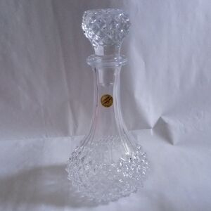 Exquisite Glass Decanter with Diamond Pattern
